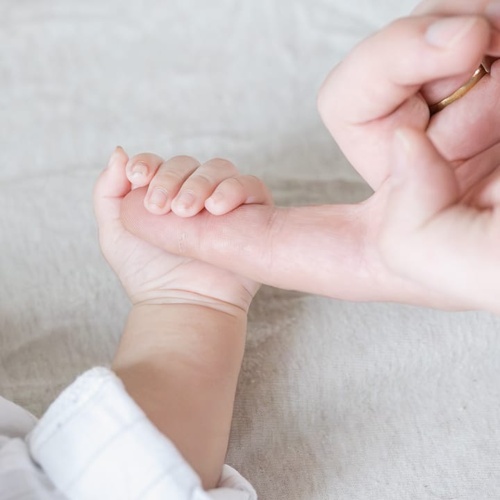 La petite main du nouveau-né, refermée autour de l'index de son père.